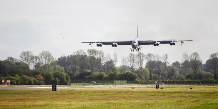 Bombardero B-52 con capacidad nuclear aterriza en Reino Unido