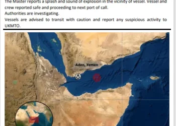 Barco atacado frente a la costa de Yemen