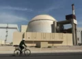 Un trabajador monta en bicicleta frente al edificio del reactor de la central nuclear de Bushehr, en las afueras de la ciudad sureña de Bushehr, Irán, el 26 de octubre de 2010. (Majid Asgaripour/Agencia de Noticias Mehr vía AP)