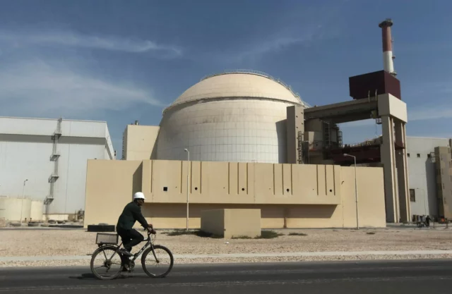 Rusia e Irán firman un memorando para construir pequeñas centrales nucleares en Irán