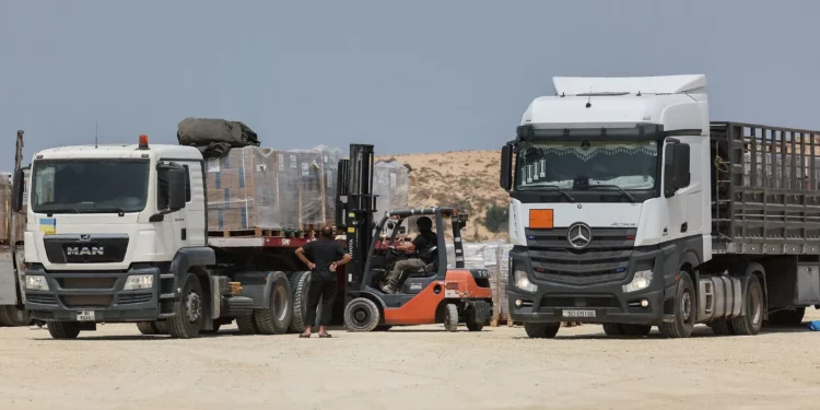 Trabajadores descargan un camión en Beit Hanoun, en el norte de la Franja de Gaza, con ayuda humanitaria entregada desde Jordania a este territorio costero a través del cruce fronterizo de Erez con Israel, el 1 de mayo de 2024. (Jack Guez/AFP)