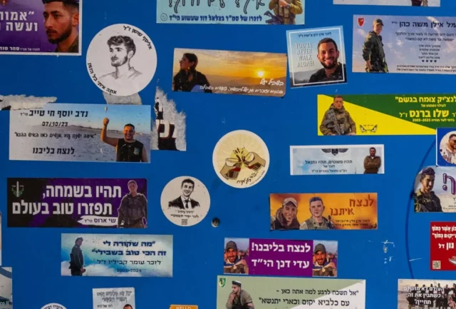Biblioteca Nacional de Israel convoca a reunir calcomanías y panegíricos del 7 de octubre