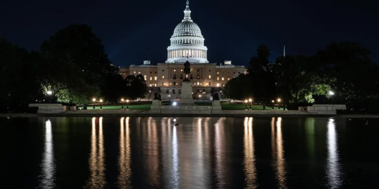 El Gobierno de EE. UU. entra en cierre: Congreso estancado en el acuerdo de gasto