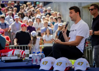 El activista estadounidense Charlie Kirk en estado crítico tras recibir un disparo en el cuello