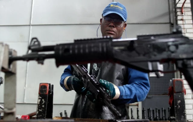 Colombia produce los primeros rifles para sustituir las armas israelíes