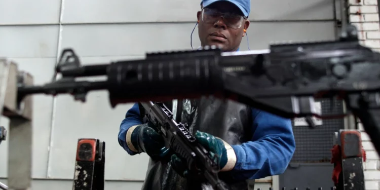 Colombia produce los primeros rifles para sustituir las armas israelíes