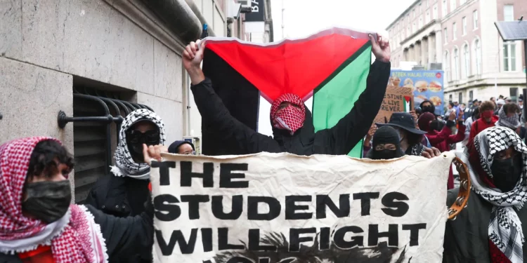Columbia nombra a profesor que apoyó la “resistencia” contra Israel