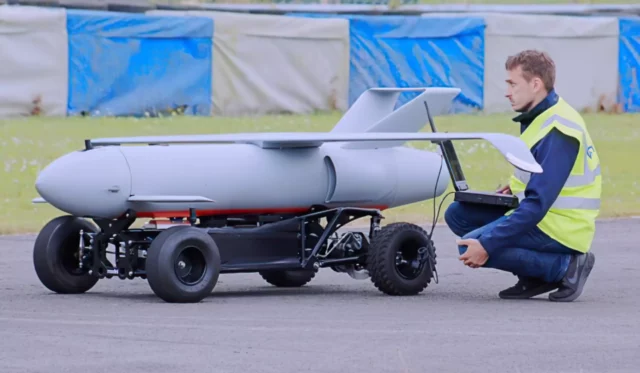 Modini presenta el dron DART 250 OWE para guerra electrónica y entrenamiento