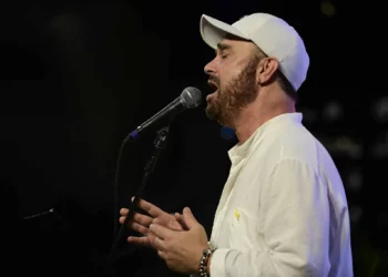 Vándala propalestina ataca con pintura roja al cantante israelí David D'Or en Varsovia