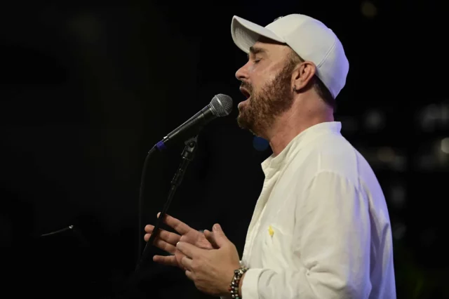 Vándala propalestina ataca con pintura roja al cantante israelí David D’Or en Varsovia