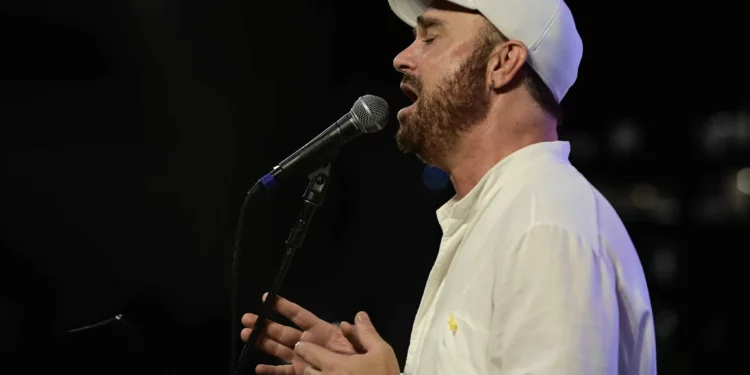 Vándala propalestina ataca con pintura roja al cantante israelí David D'Or en Varsovia