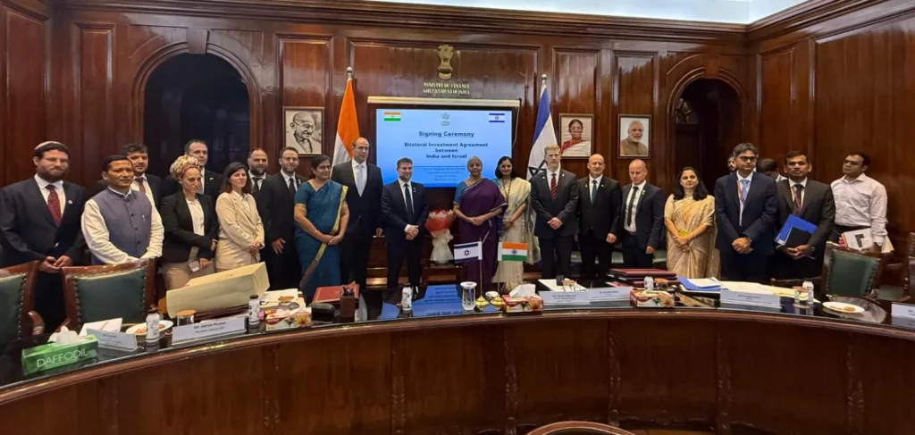Una delegación del gobierno israelí, encabezada por el ministro de Finanzas, Bezalel Smotrich (centro izquierda), en la ceremonia de firma de un acuerdo bilateral de inversión en Nueva Delhi el 8 de septiembre de 2025. (Cortesía del Ministerio de Finanzas de Israel) 