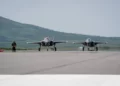 Cazas de ataque conjunto F-35B Lightning II del Cuerpo de Marines de EE. UU. asignados a la Estación Aérea del Cuerpo de Marines de Beaufort, rodan por una pista, el 18 de agosto de 2025, en el aeródromo de Cold Bay, Alaska. Foto de la Fuerza Aérea de los EE. UU. por Aviador de 1.ª Clase Gracelyn Hess