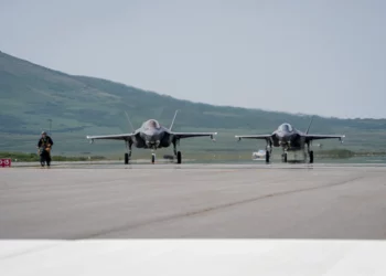Cazas de ataque conjunto F-35B Lightning II del Cuerpo de Marines de EE. UU. asignados a la Estación Aérea del Cuerpo de Marines de Beaufort, rodan por una pista, el 18 de agosto de 2025, en el aeródromo de Cold Bay, Alaska. Foto de la Fuerza Aérea de los EE. UU. por Aviador de 1.ª Clase Gracelyn Hess