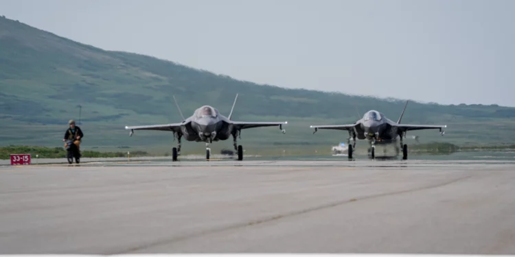 Cazas de ataque conjunto F-35B Lightning II del Cuerpo de Marines de EE. UU. asignados a la Estación Aérea del Cuerpo de Marines de Beaufort, rodan por una pista, el 18 de agosto de 2025, en el aeródromo de Cold Bay, Alaska. Foto de la Fuerza Aérea de los EE. UU. por Aviador de 1.ª Clase Gracelyn Hess