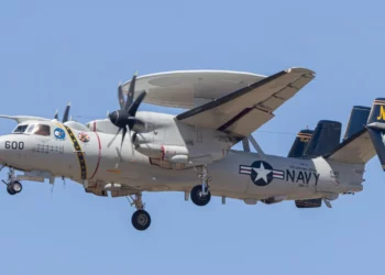 VAW-117 E-2D Hawkeye con marcas de derribos del año pasado en Oriente Medio