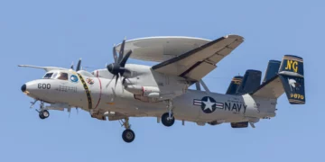 VAW-117 E-2D Hawkeye con marcas de derribos del año pasado en Oriente Medio
