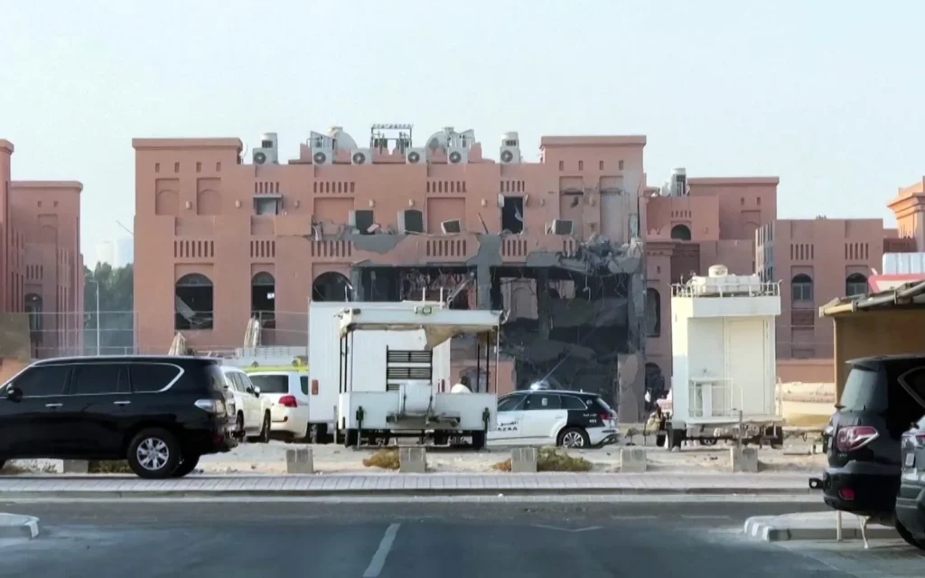 Un edificio dañado en Qatar después de un ataque aéreo israelí contra el liderazgo de Hamás el 9 de septiembre de 2025 (Captura de pantalla/Reuters) 