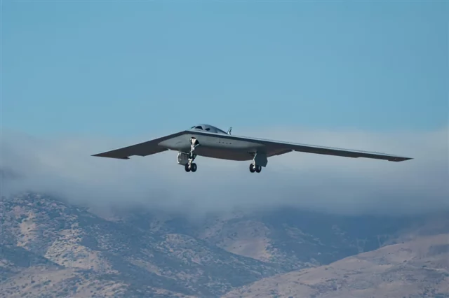 El segundo B-21 Raider en vuelo deja rezagado al Xian H-20 de China