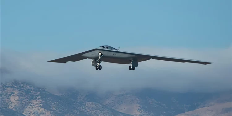 El segundo B-21 Raider en vuelo deja rezagado al Xian H-20 de China