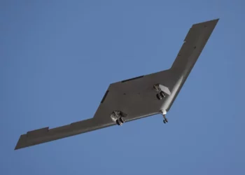 El segundo B-21 Raider volando por encima.