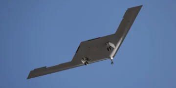 El segundo B-21 Raider volando por encima.