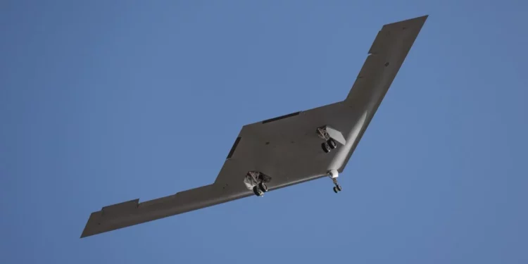 El segundo B-21 Raider volando por encima.