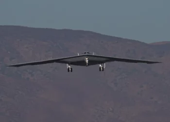 El segundo bombardero furtivo B-21 Raider despega