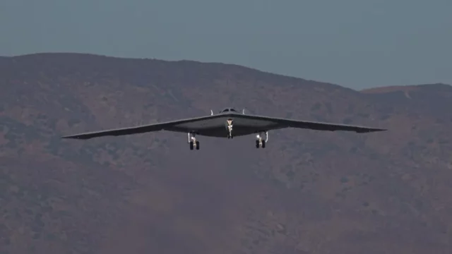 El segundo bombardero furtivo B-21 Raider despega