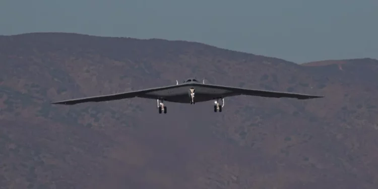 El segundo bombardero furtivo B-21 Raider despega