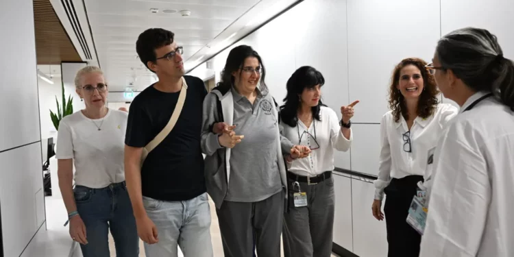 Elizabeth Tsurkov se reencuentra con su familia en hospital israelí