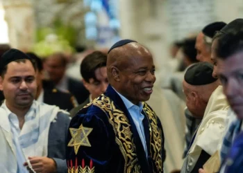 Eric Adams abandona su campaña de reelección a la alcaldía de Nueva York