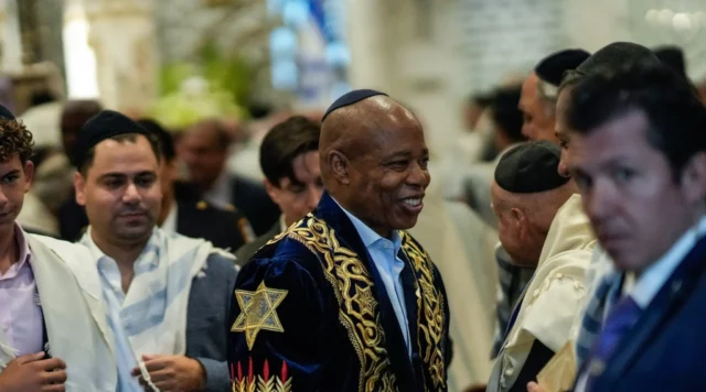 Adams anuncia monumento al Holocausto conmemorativo en Queens