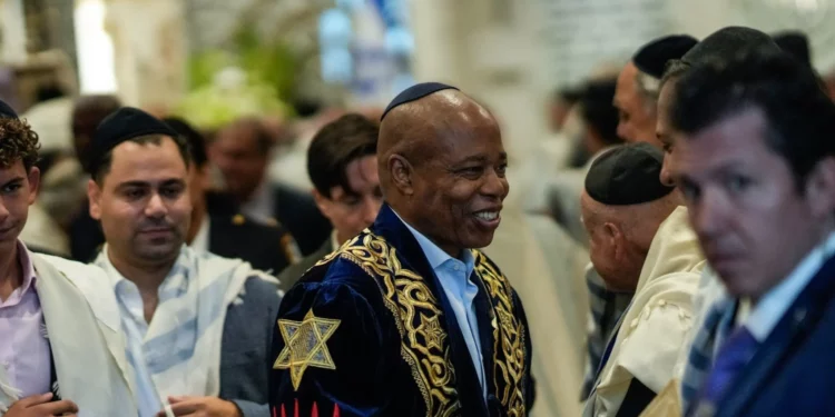 Eric Adams abandona su campaña de reelección a la alcaldía de Nueva York