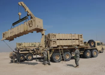 Foto de archivo de los operadores/mantenedores de la Estación de Lanzamiento Patriot del Ejército de EE. UU. durante una actividad de certificación de recarga de transportadores de misiles guiados. (Foto de la Fuerza Aérea de los EE. UU. por la Sargento Técnico Michelle Larche)