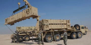 Foto de archivo de los operadores/mantenedores de la Estación de Lanzamiento Patriot del Ejército de EE. UU. durante una actividad de certificación de recarga de transportadores de misiles guiados. (Foto de la Fuerza Aérea de los EE. UU. por la Sargento Técnico Michelle Larche)