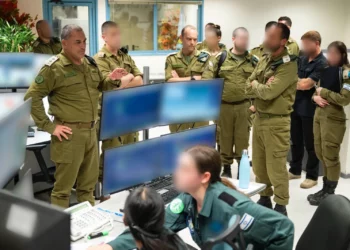 El Jefe del Estado Mayor de las FDI, teniente general Eyal Zamir (centro), habla con soldados de la Unidad 9900 de la Dirección de Inteligencia, junto al jefe de la dirección, el Mayor general Shlomi Binder, el 28 de septiembre de 2025. (Fuerzas de Defensa de Israel)