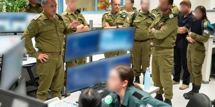El Jefe del Estado Mayor de las FDI, teniente general Eyal Zamir (centro), habla con soldados de la Unidad 9900 de la Dirección de Inteligencia, junto al jefe de la dirección, el Mayor general Shlomi Binder, el 28 de septiembre de 2025. (Fuerzas de Defensa de Israel)