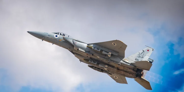 Israel ataca sitios militares hutíes en Saná tras dron en Eilat