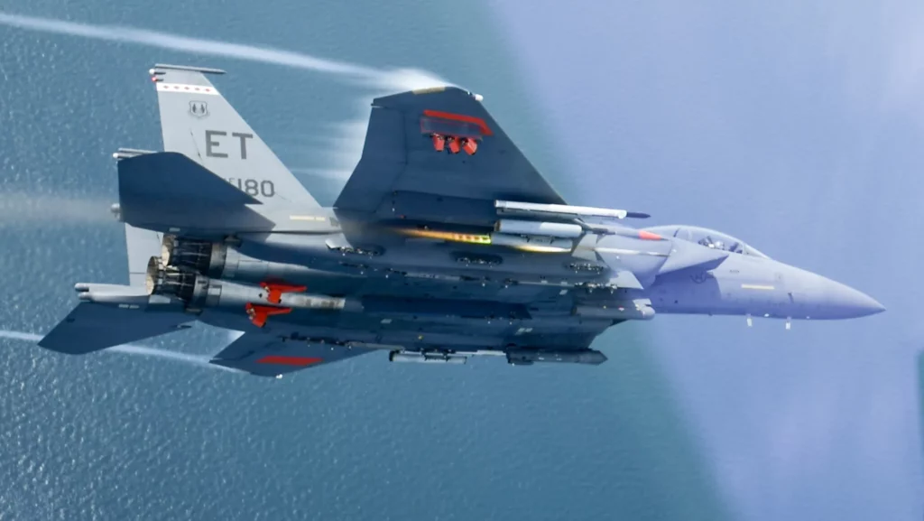 Otra imagen del F-15E disparando los cohetes.