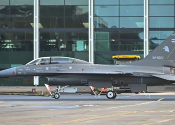 El primer F-16B apto para volar de Argentina avistado en Dinamarca