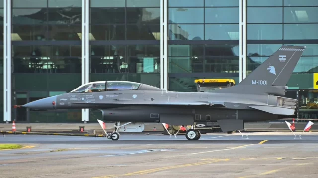 El primer F-16B apto para volar de Argentina avistado en Dinamarca
