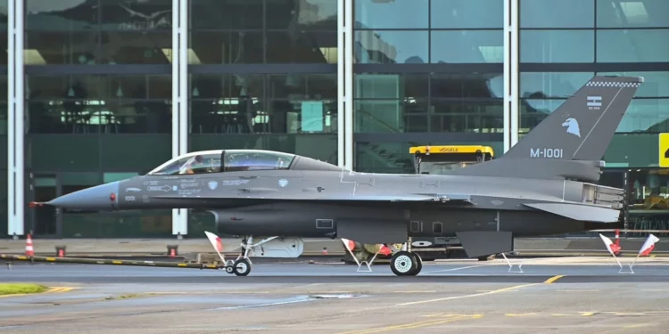 El primer F-16B apto para volar de Argentina avistado en Dinamarca