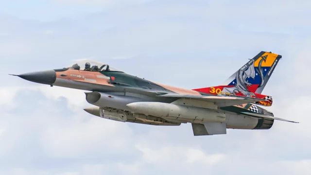 Cazas F-16 venezolanos desafían a buque de guerra de EE. UU.