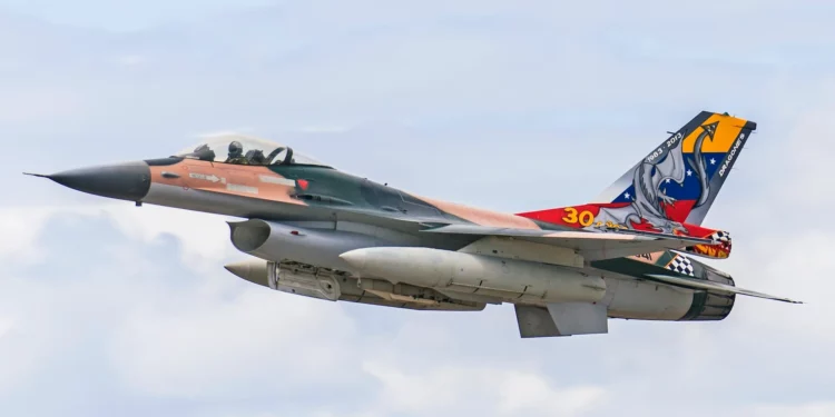 Cazas F-16 venezolanos desafían a buque de guerra de EE. UU.
