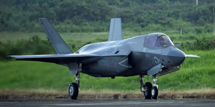 EE. UU. refuerza el cerco a Maduro con 10 cazas F.35B