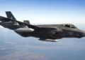 Un piloto de pruebas del F-35 Lightning II realiza pruebas de vuelo el 10 de septiembre para certificar la variante de portaaviones del avión de combate para transportar el misil antibuque de largo alcance AGM-158C (LRASM). (Crédito de la imagen: Dane Wiedmann)