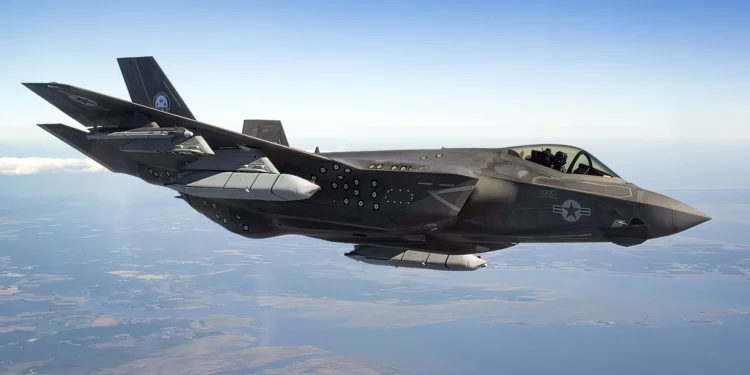 Un piloto de pruebas del F-35 Lightning II realiza pruebas de vuelo el 10 de septiembre para certificar la variante de portaaviones del avión de combate para transportar el misil antibuque de largo alcance AGM-158C (LRASM). (Crédito de la imagen: Dane Wiedmann)