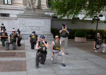 FBI despide a agentes que protestaron por la muerte del prontuariado George Floyd