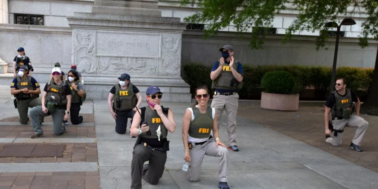 FBI despide a agentes que protestaron por la muerte del prontuariado George Floyd